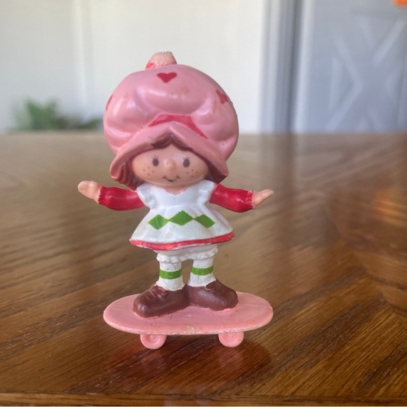 1981&82 Strawberryland Miniatures Strawberry Shortcake on a Skateboard + Turtle - Picture 2 of 6